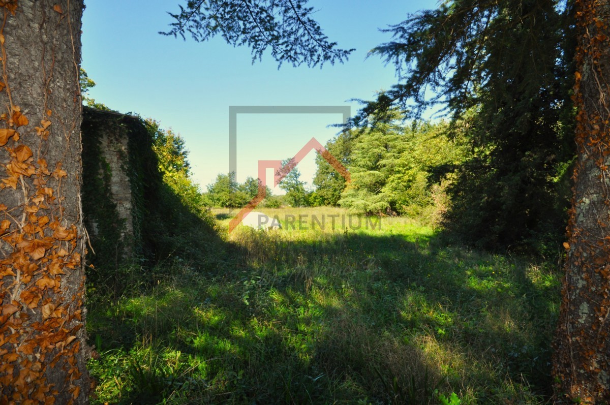 Samostojna hiša z velikim vrtom in gradbeno parcelo
