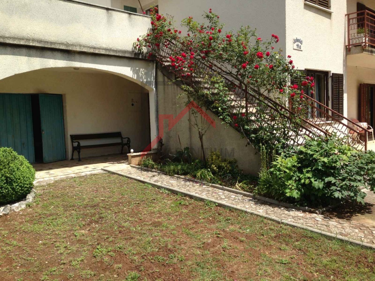 Samostojna hiša z velikim vrtom in gradbeno parcelo