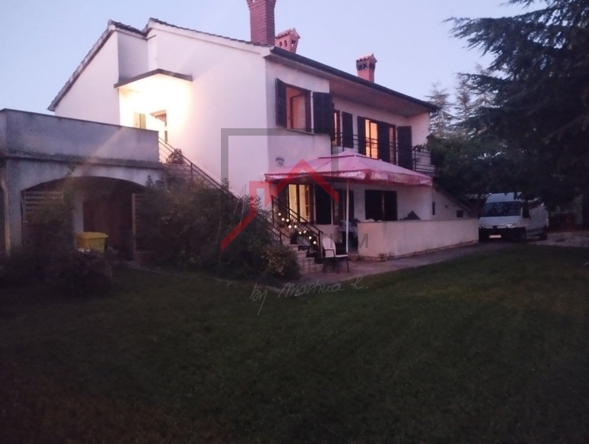 Samostojna hiša z velikim vrtom in gradbeno parcelo