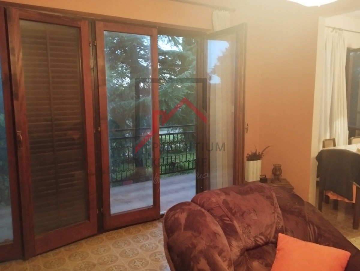 Samostojna hiša z velikim vrtom in gradbeno parcelo