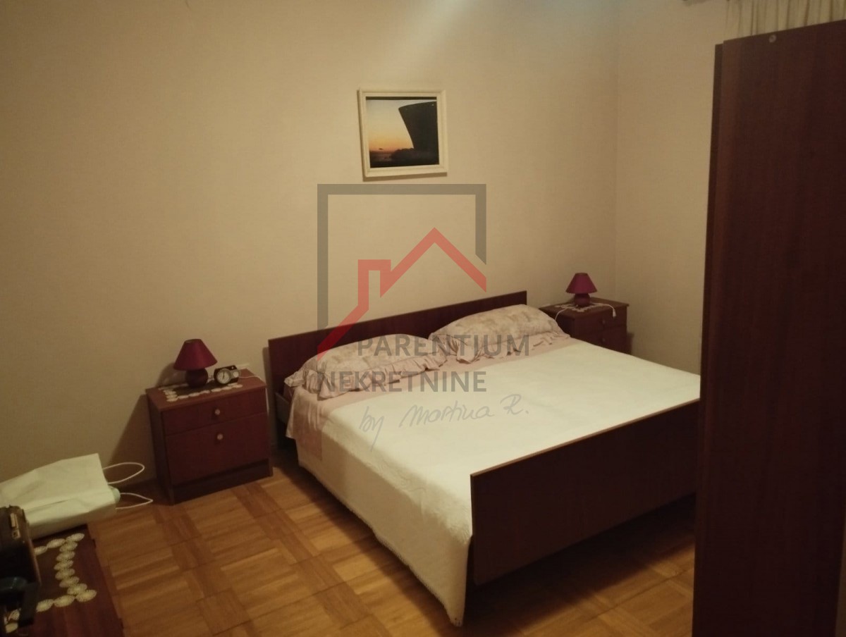 Samostojna hiša z velikim vrtom in gradbeno parcelo