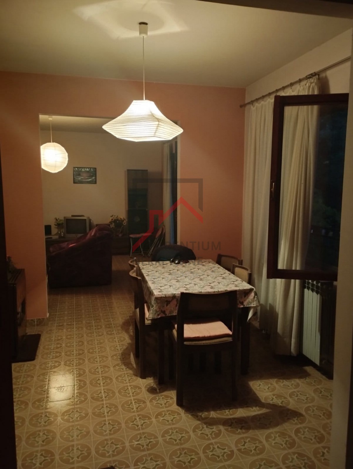 Samostojna hiša z velikim vrtom in gradbeno parcelo