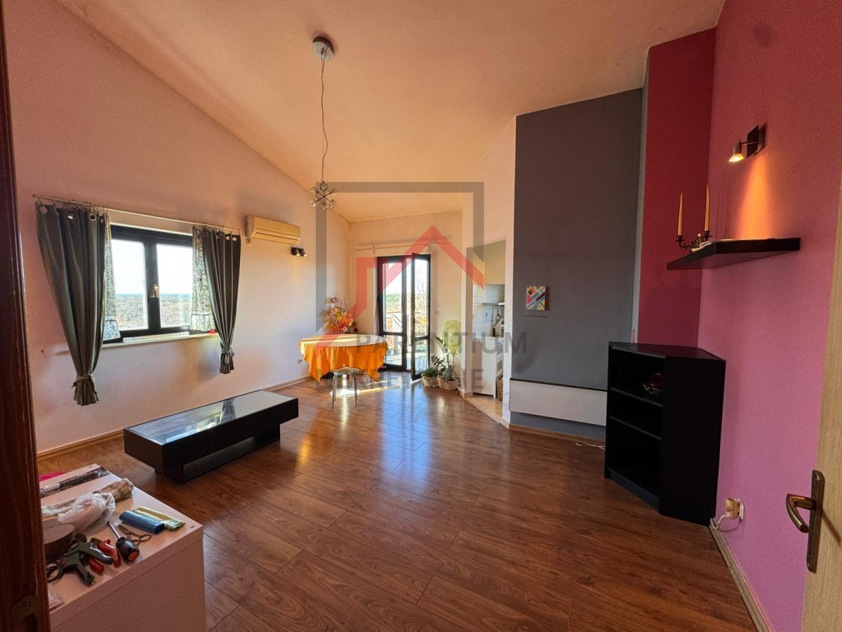 Apartma z dvema spalnicama in dvema terasama v bližini mesta Poreč