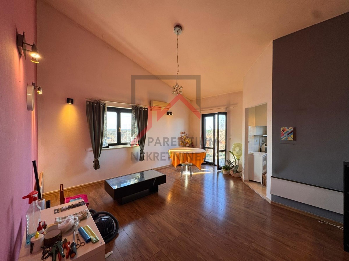 Apartma z dvema spalnicama in dvema terasama v bližini mesta Poreč