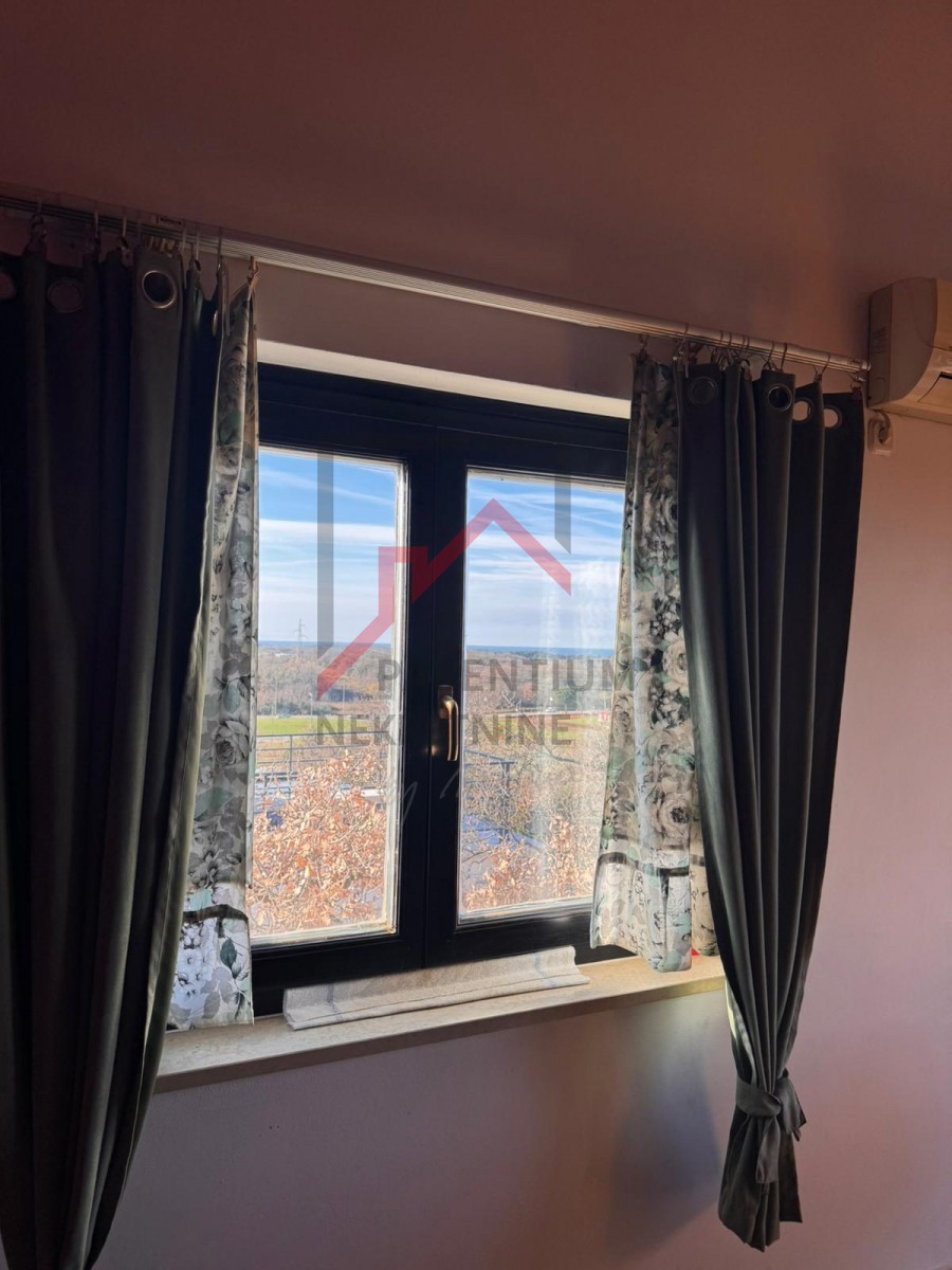 Apartma z dvema spalnicama in dvema terasama v bližini mesta Poreč