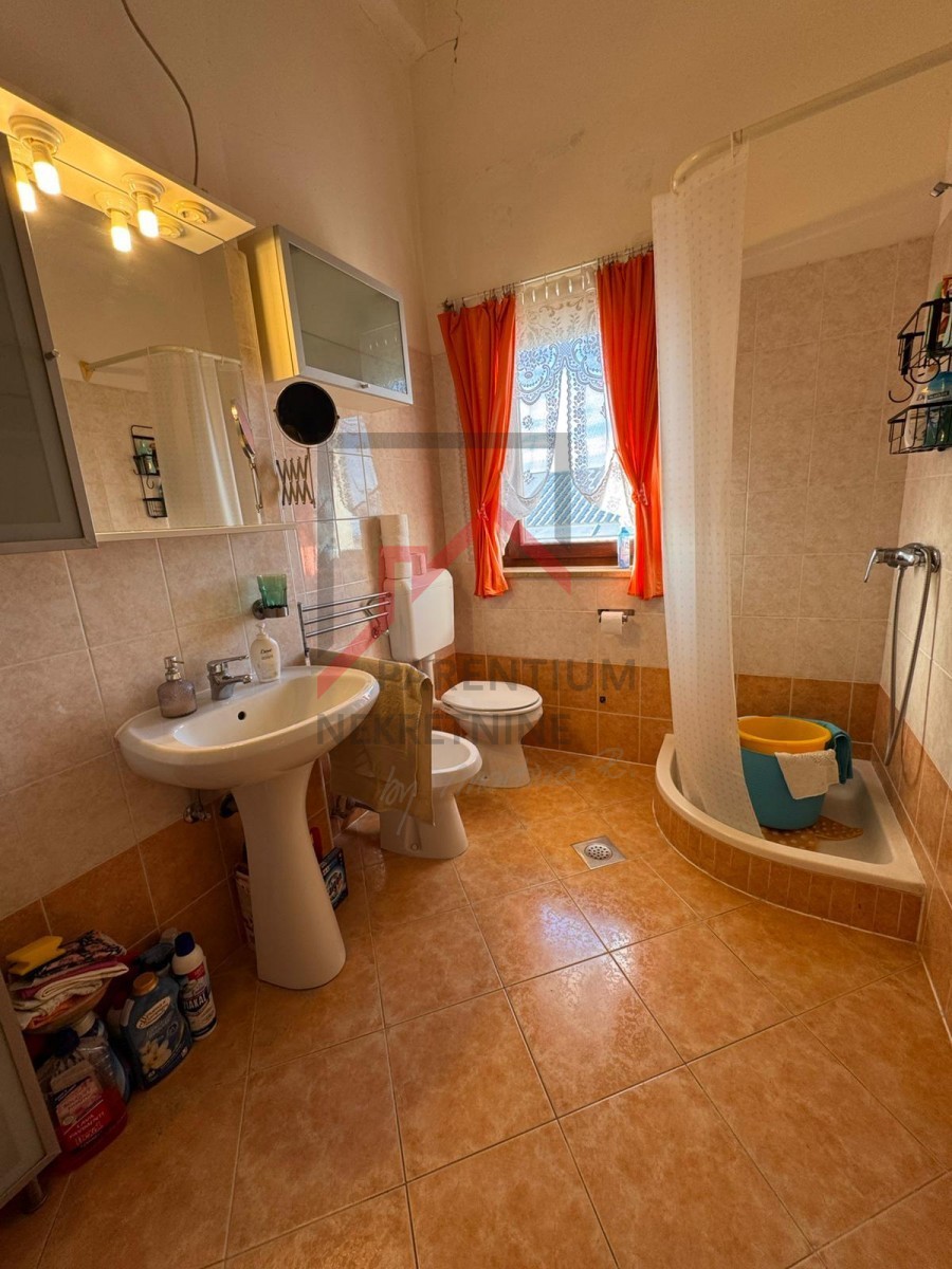 Apartma z dvema spalnicama in dvema terasama v bližini mesta Poreč