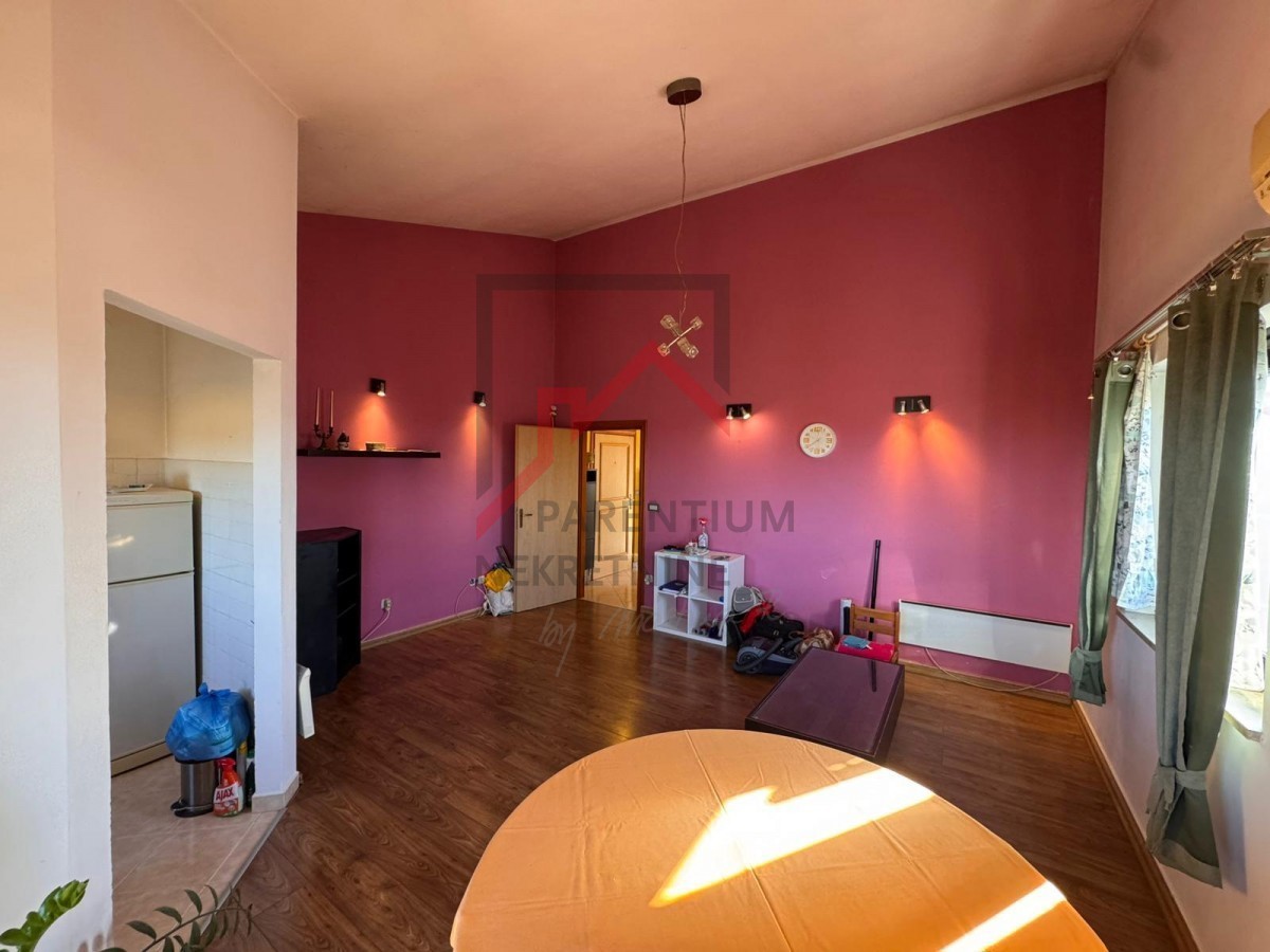 Apartma z dvema spalnicama in dvema terasama v bližini mesta Poreč