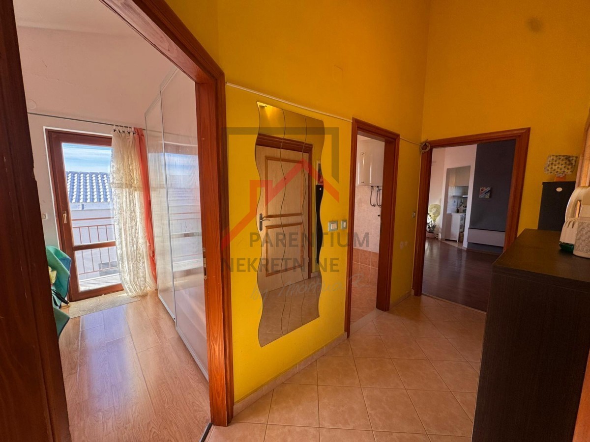 Apartma z dvema spalnicama in dvema terasama v bližini mesta Poreč