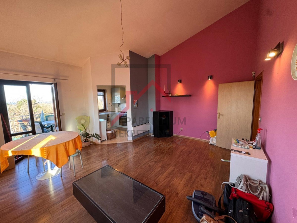 Apartma z dvema spalnicama in dvema terasama v bližini mesta Poreč