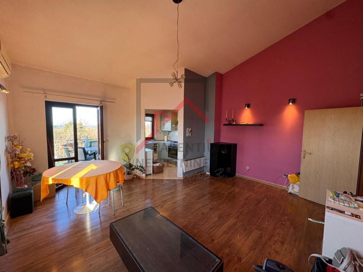 Apartma z dvema spalnicama in dvema terasama v bližini mesta Poreč