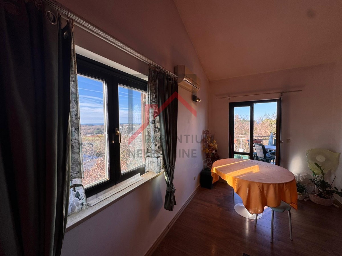 Apartma z dvema spalnicama in dvema terasama v bližini mesta Poreč