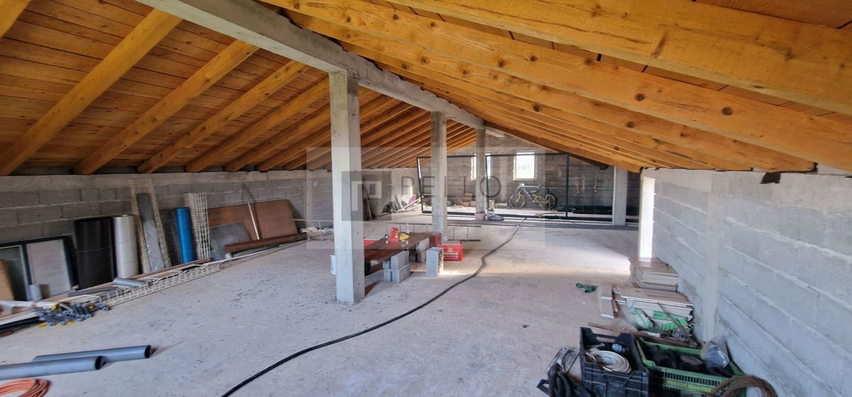 Dvonadstropna hiša v Trpnju za investicijo