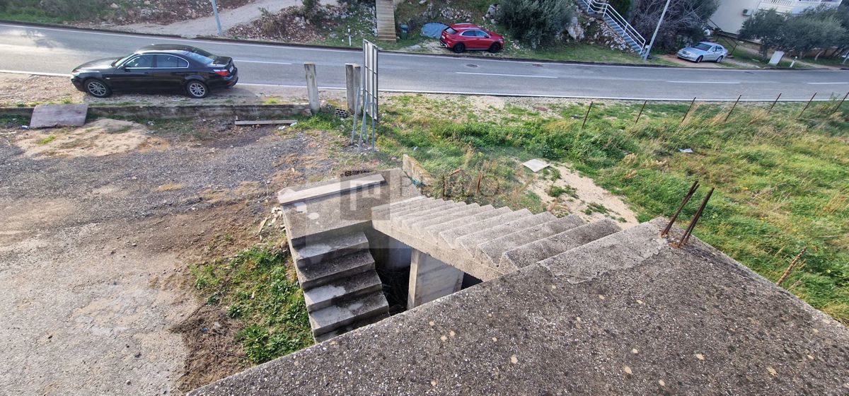Dvonadstropna hiša v Trpnju za investicijo