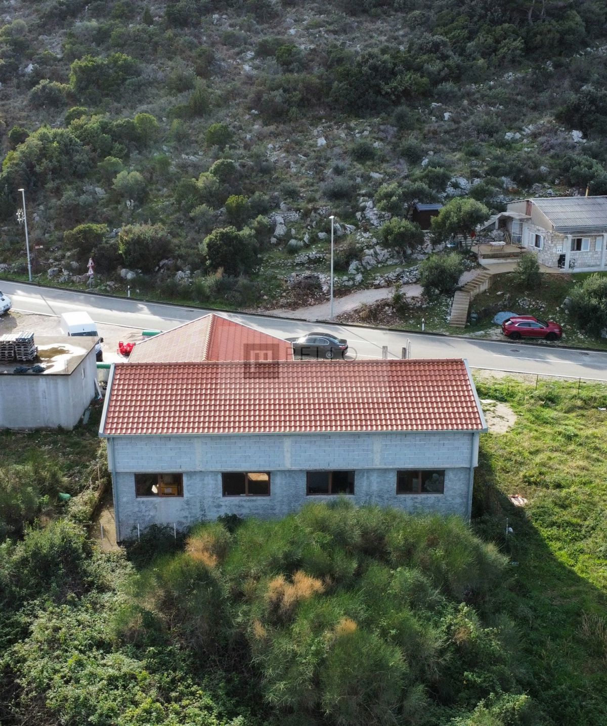 Dvonadstropna hiša v Trpnju za investicijo