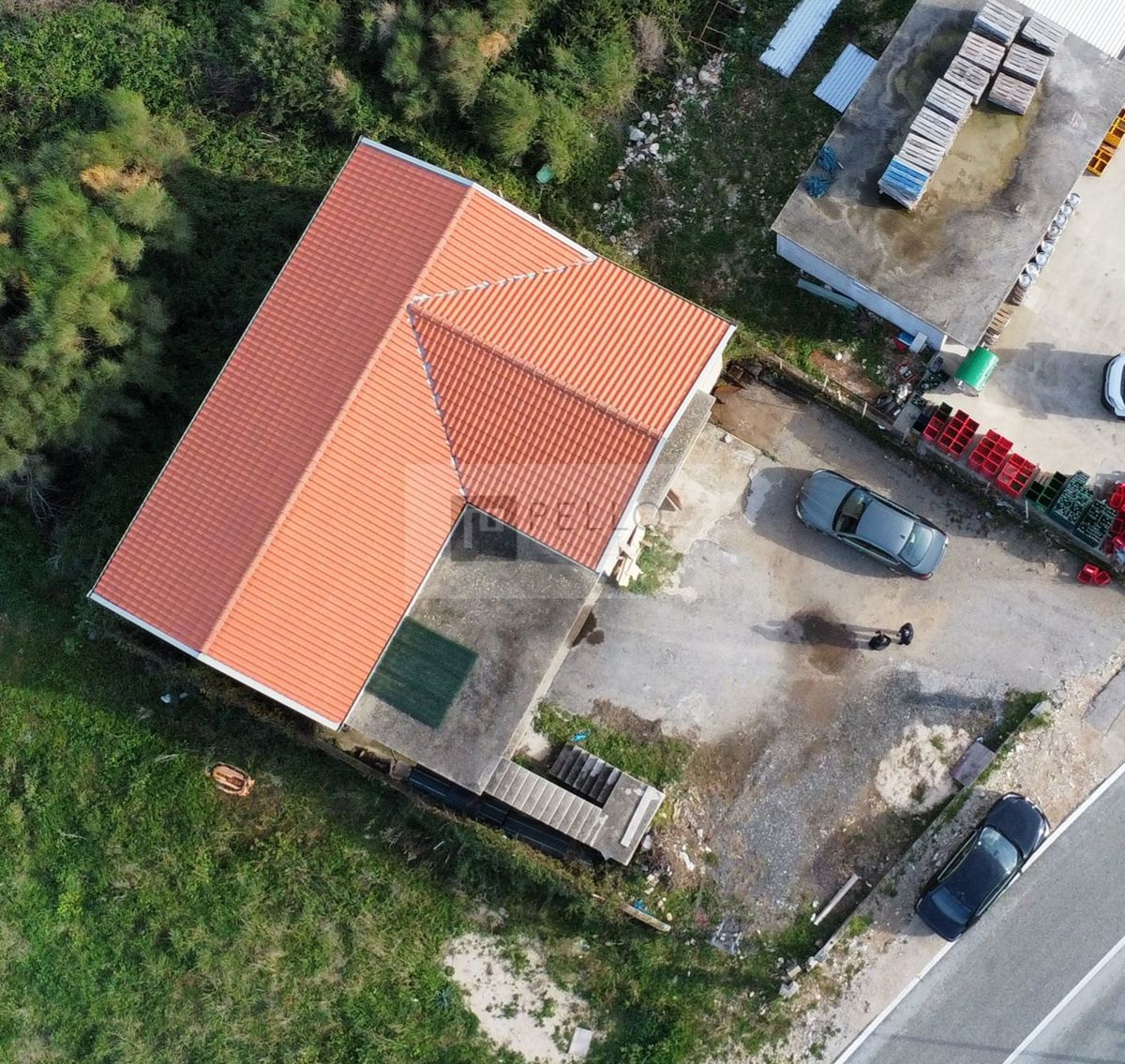 Dvonadstropna hiša v Trpnju za investicijo