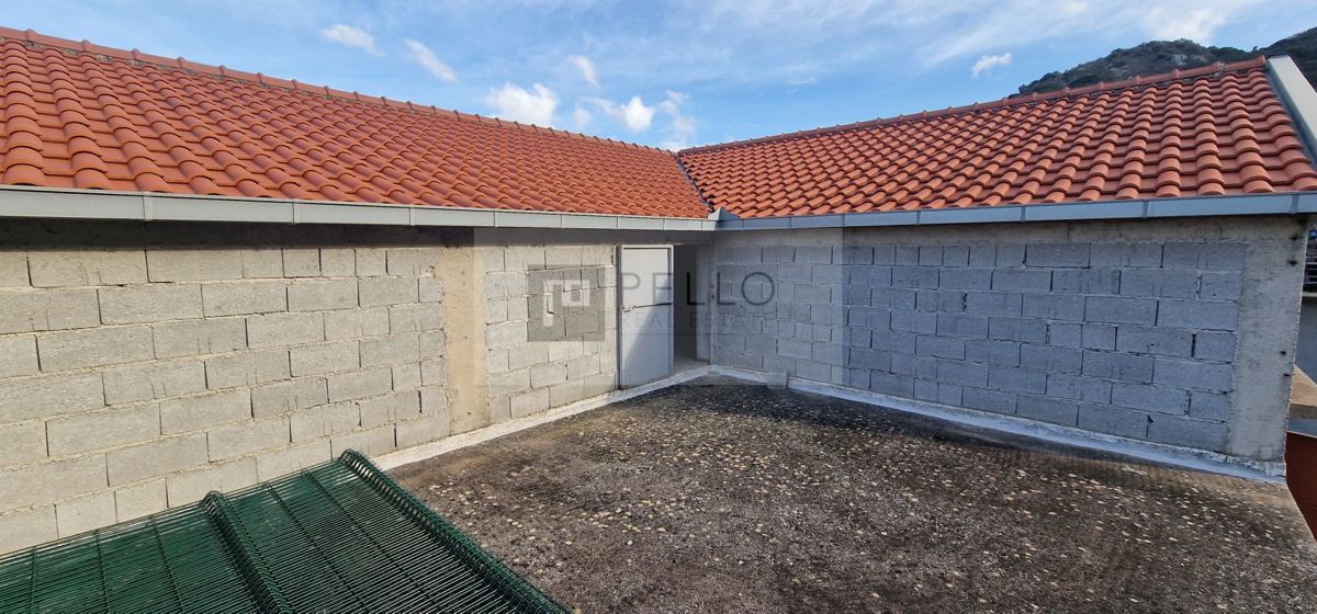 Dvonadstropna hiša v Trpnju za investicijo