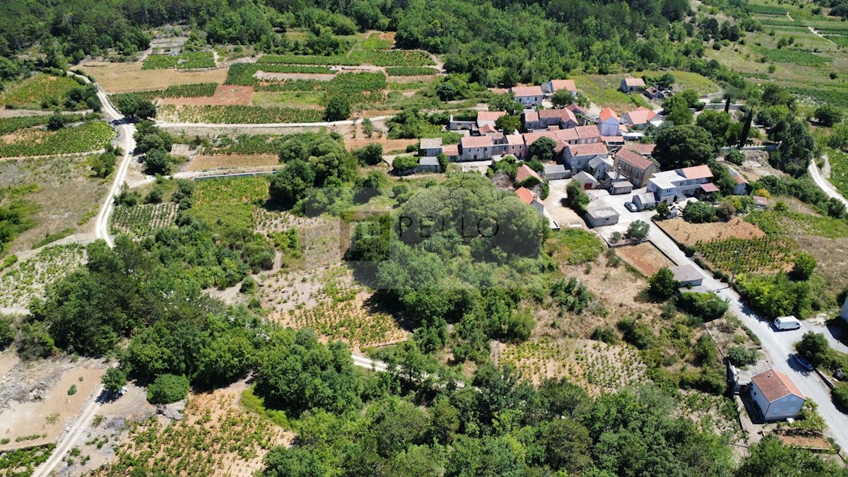 Tradicionalna kamnita hiša v pravljični vasici