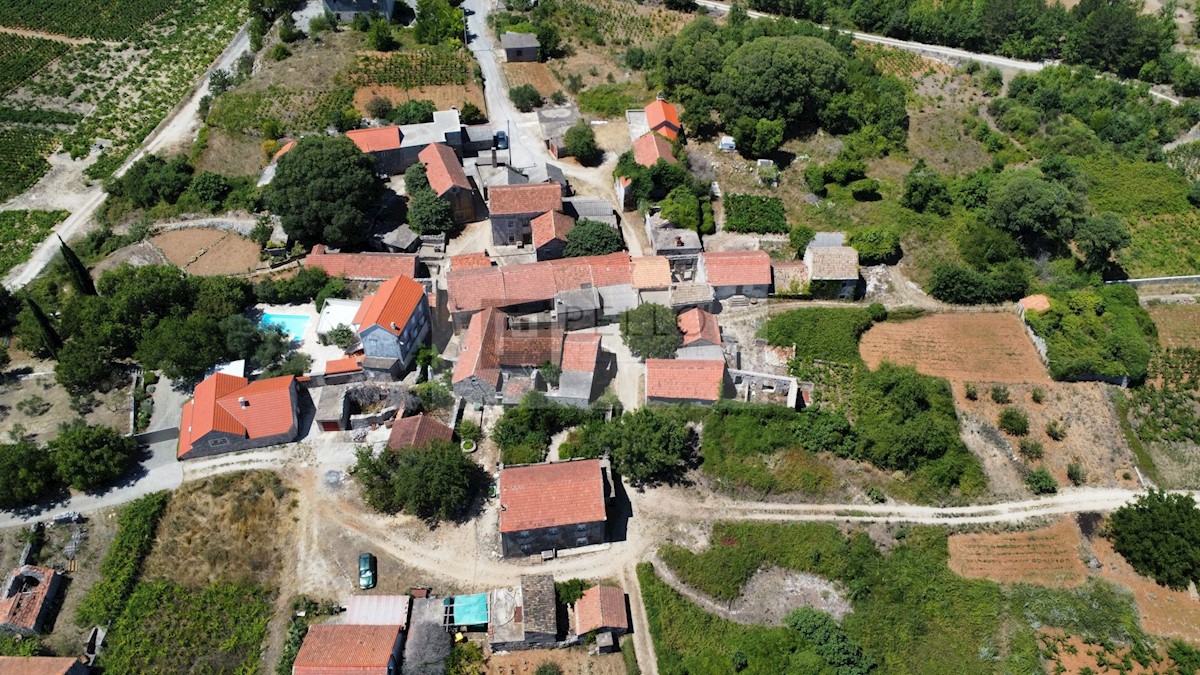 Tradicionalna kamnita hiša v pravljični vasici
