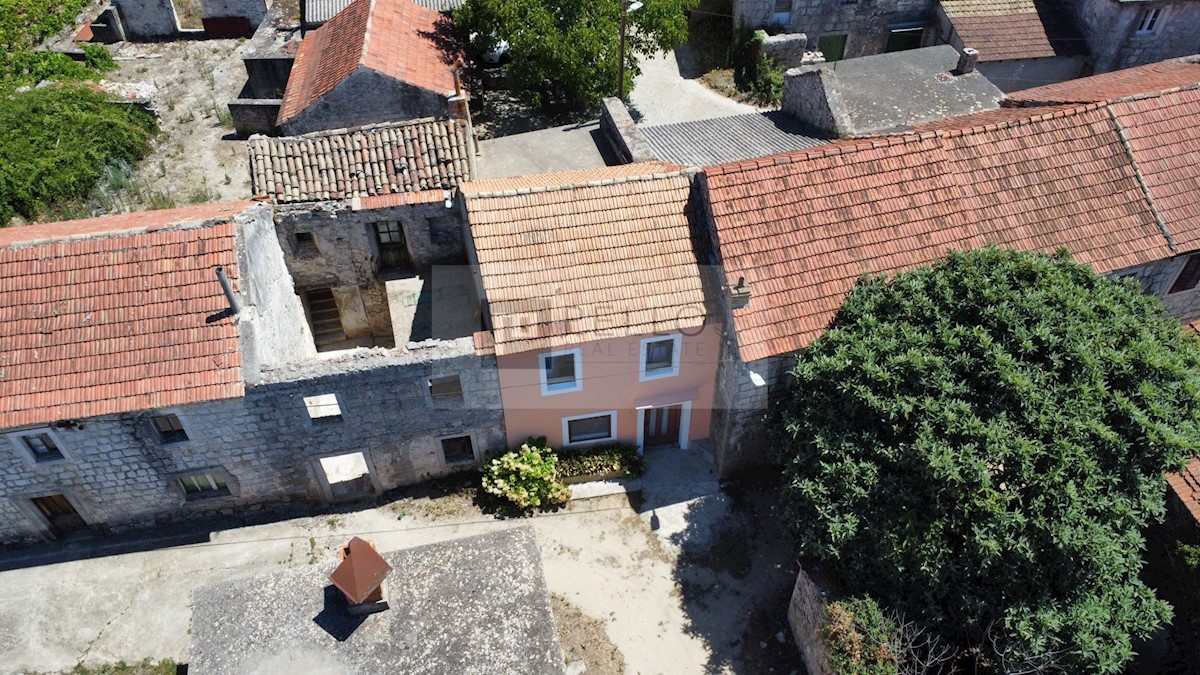 Tradicionalna kamnita hiša v pravljični vasici