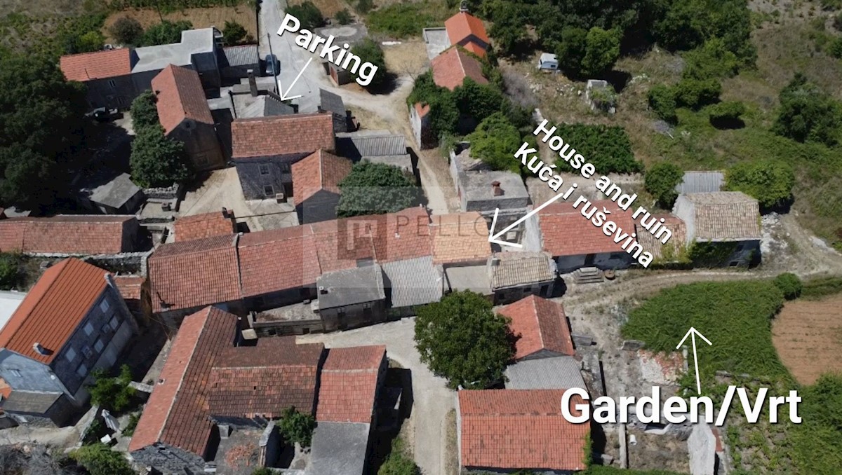 Tradicionalna kamnita hiša v pravljični vasici