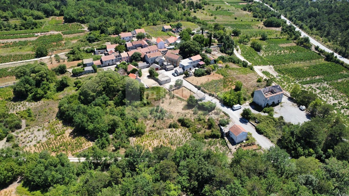 Tradicionalna kamnita hiša v pravljični vasici