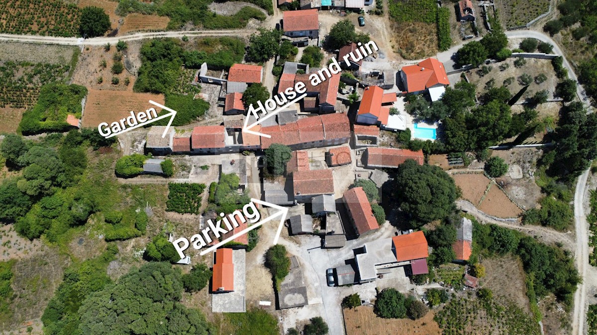 Tradicionalna kamnita hiša v pravljični vasici