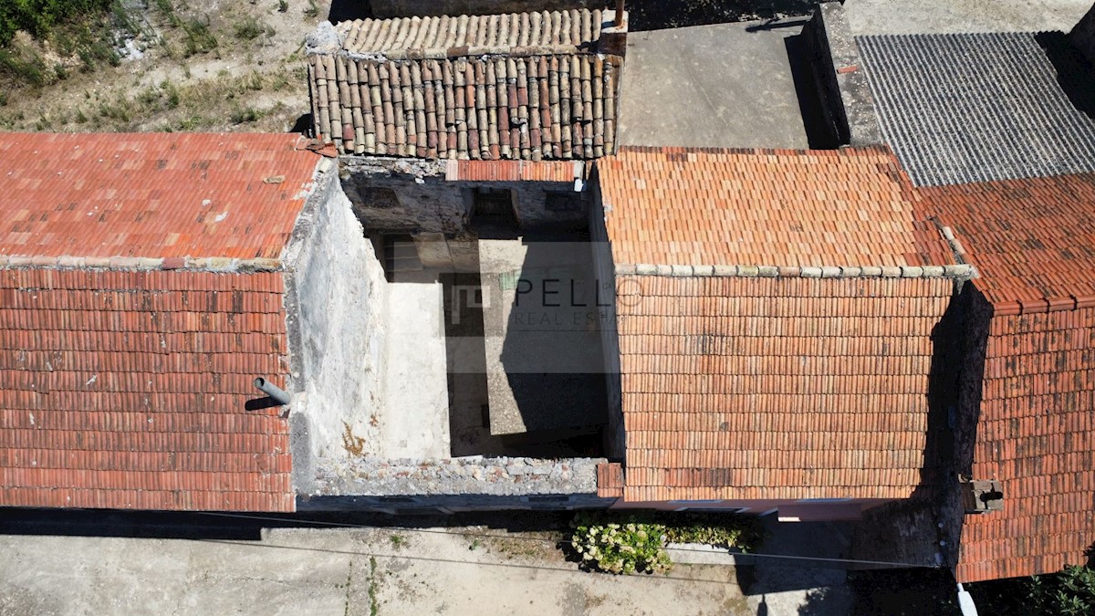 Tradicionalna kamnita hiša v pravljični vasici