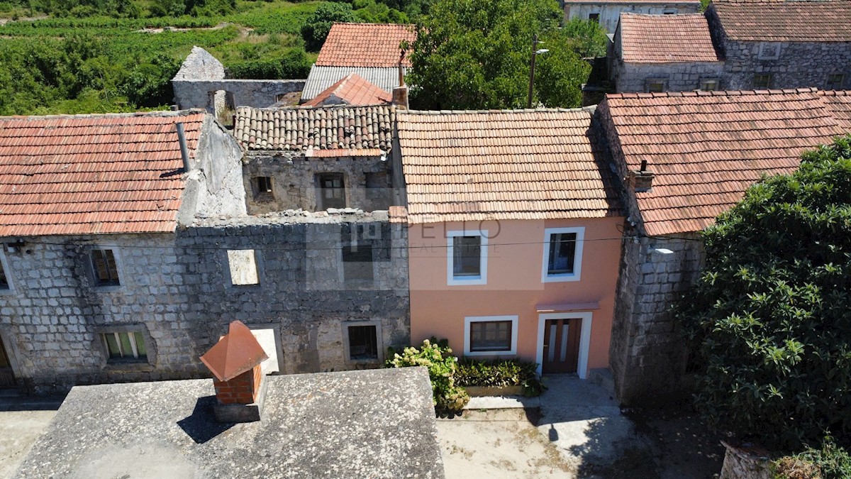 Tradicionalna kamnita hiša v pravljični vasici