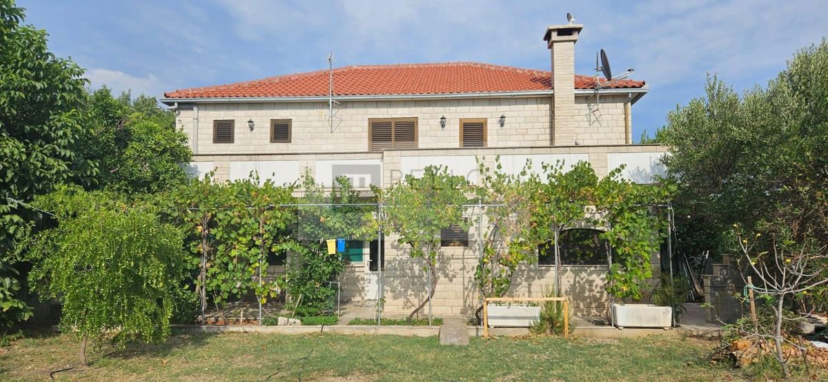 ### English:   Luxurious two-bedroom apartment with a garden, courtyard, fireplace, and garage (Orebić)    ---  ### German:   Luxuriöse Zweizimmerwohnung mit Garten, Hof, Kamin und Garage (Orebić)    ---  ### Polish:   Luksusowe dwupokojowe mieszkani