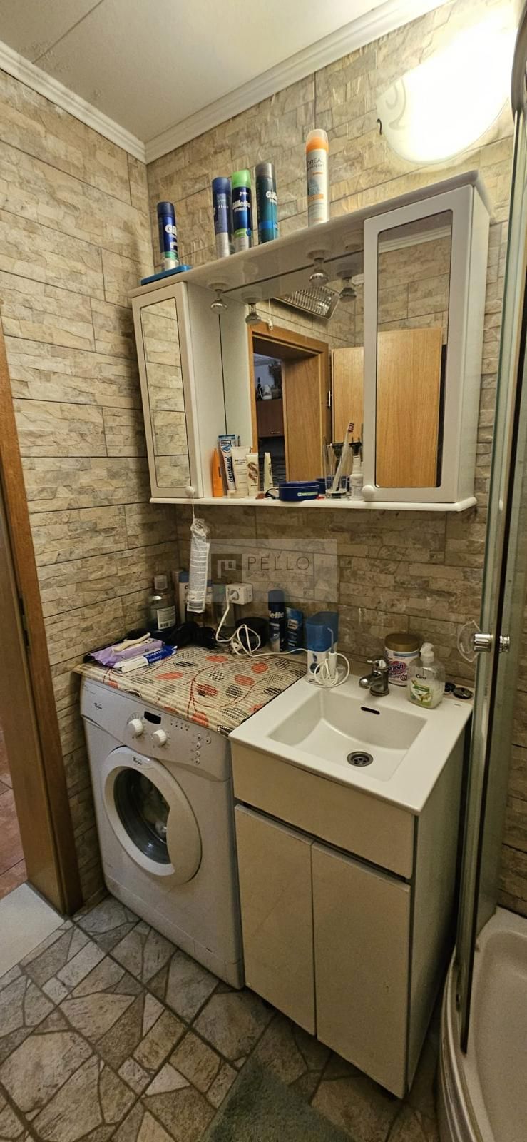 ### English:   Luxurious two-bedroom apartment with a garden, courtyard, fireplace, and garage (Orebić)    ---  ### German:   Luxuriöse Zweizimmerwohnung mit Garten, Hof, Kamin und Garage (Orebić)    ---  ### Polish:   Luksusowe dwupokojowe mieszkani