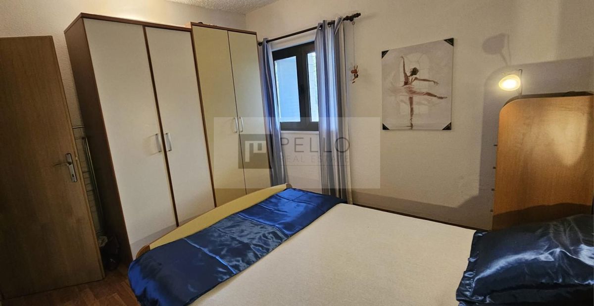 ### English:   Luxurious two-bedroom apartment with a garden, courtyard, fireplace, and garage (Orebić)    ---  ### German:   Luxuriöse Zweizimmerwohnung mit Garten, Hof, Kamin und Garage (Orebić)    ---  ### Polish:   Luksusowe dwupokojowe mieszkani
