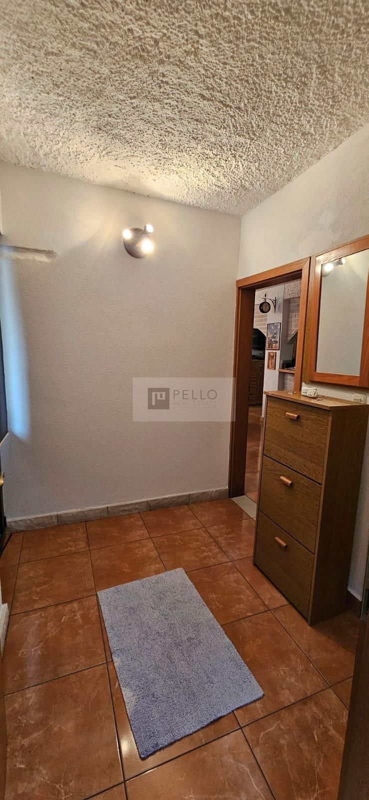### English:   Luxurious two-bedroom apartment with a garden, courtyard, fireplace, and garage (Orebić)    ---  ### German:   Luxuriöse Zweizimmerwohnung mit Garten, Hof, Kamin und Garage (Orebić)    ---  ### Polish:   Luksusowe dwupokojowe mieszkani
