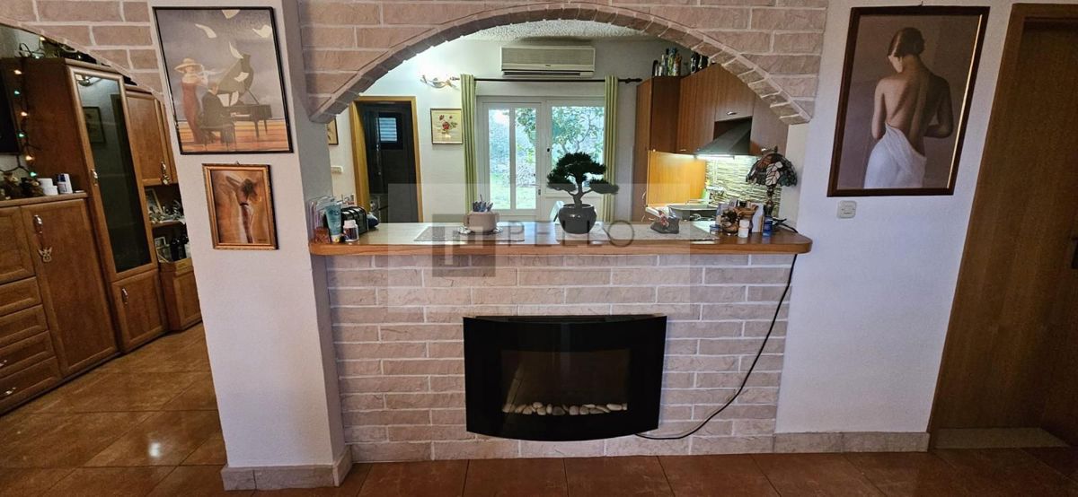 ### English:   Luxurious two-bedroom apartment with a garden, courtyard, fireplace, and garage (Orebić)    ---  ### German:   Luxuriöse Zweizimmerwohnung mit Garten, Hof, Kamin und Garage (Orebić)    ---  ### Polish:   Luksusowe dwupokojowe mieszkani