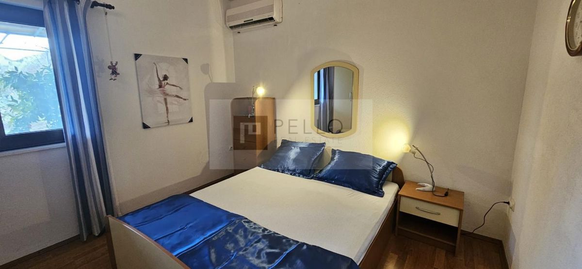 ### English:   Luxurious two-bedroom apartment with a garden, courtyard, fireplace, and garage (Orebić)    ---  ### German:   Luxuriöse Zweizimmerwohnung mit Garten, Hof, Kamin und Garage (Orebić)    ---  ### Polish:   Luksusowe dwupokojowe mieszkani