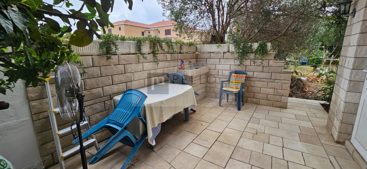 ### English:   Luxurious two-bedroom apartment with a garden, courtyard, fireplace, and garage (Orebić)    ---  ### German:   Luxuriöse Zweizimmerwohnung mit Garten, Hof, Kamin und Garage (Orebić)    ---  ### Polish:   Luksusowe dwupokojowe mieszkani