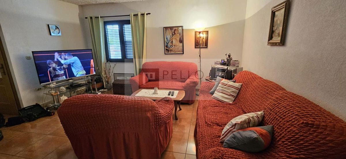 ### English:   Luxurious two-bedroom apartment with a garden, courtyard, fireplace, and garage (Orebić)    ---  ### German:   Luxuriöse Zweizimmerwohnung mit Garten, Hof, Kamin und Garage (Orebić)    ---  ### Polish:   Luksusowe dwupokojowe mieszkani