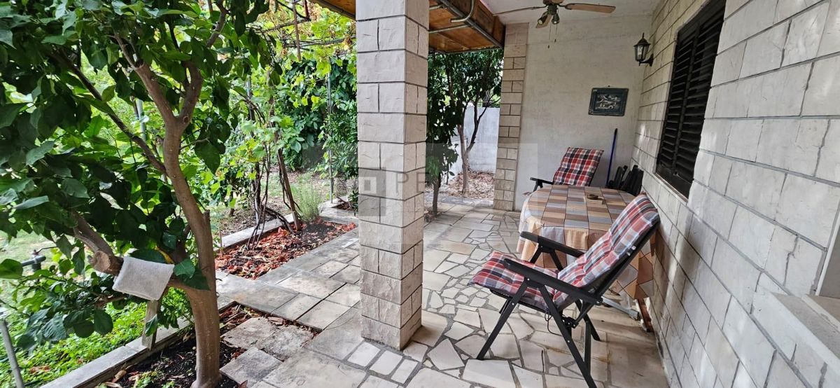 ### English:   Luxurious two-bedroom apartment with a garden, courtyard, fireplace, and garage (Orebić)    ---  ### German:   Luxuriöse Zweizimmerwohnung mit Garten, Hof, Kamin und Garage (Orebić)    ---  ### Polish:   Luksusowe dwupokojowe mieszkani