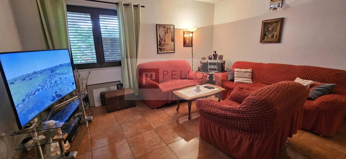 ### English:   Luxurious two-bedroom apartment with a garden, courtyard, fireplace, and garage (Orebić)    ---  ### German:   Luxuriöse Zweizimmerwohnung mit Garten, Hof, Kamin und Garage (Orebić)    ---  ### Polish:   Luksusowe dwupokojowe mieszkani