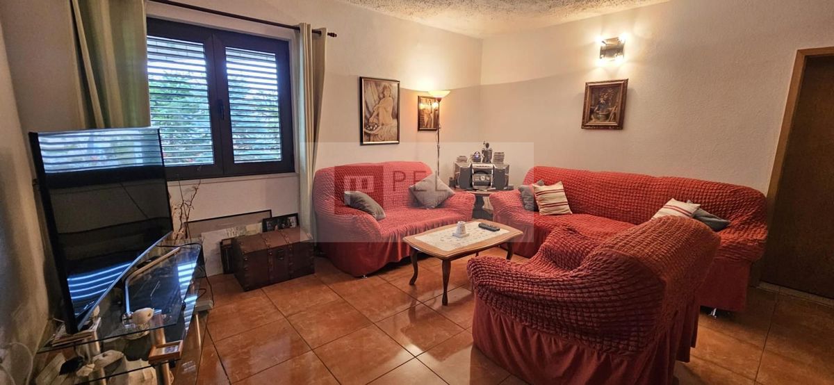 ### English:   Luxurious two-bedroom apartment with a garden, courtyard, fireplace, and garage (Orebić)    ---  ### German:   Luxuriöse Zweizimmerwohnung mit Garten, Hof, Kamin und Garage (Orebić)    ---  ### Polish:   Luksusowe dwupokojowe mieszkani