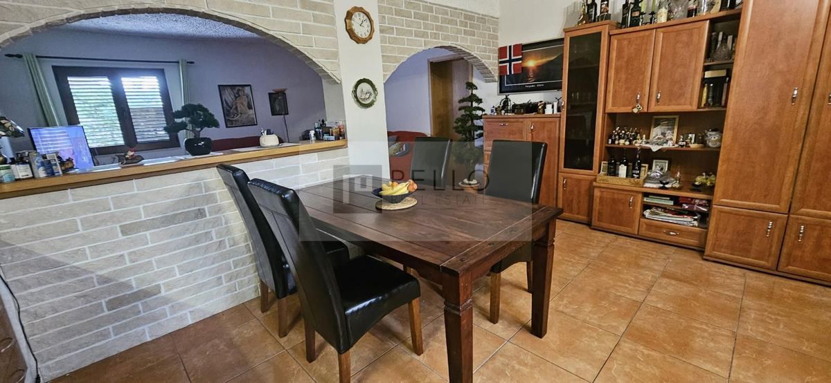 ### English:   Luxurious two-bedroom apartment with a garden, courtyard, fireplace, and garage (Orebić)    ---  ### German:   Luxuriöse Zweizimmerwohnung mit Garten, Hof, Kamin und Garage (Orebić)    ---  ### Polish:   Luksusowe dwupokojowe mieszkani
