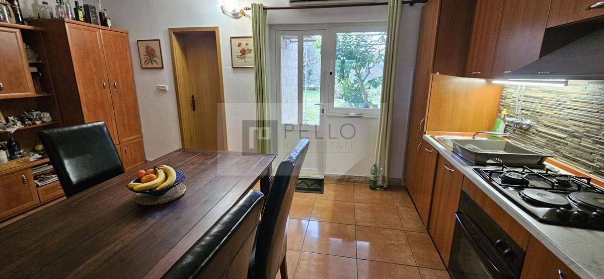 ### English:   Luxurious two-bedroom apartment with a garden, courtyard, fireplace, and garage (Orebić)    ---  ### German:   Luxuriöse Zweizimmerwohnung mit Garten, Hof, Kamin und Garage (Orebić)    ---  ### Polish:   Luksusowe dwupokojowe mieszkani