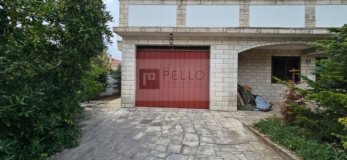 ### English:   Luxurious two-bedroom apartment with a garden, courtyard, fireplace, and garage (Orebić)    ---  ### German:   Luxuriöse Zweizimmerwohnung mit Garten, Hof, Kamin und Garage (Orebić)    ---  ### Polish:   Luksusowe dwupokojowe mieszkani