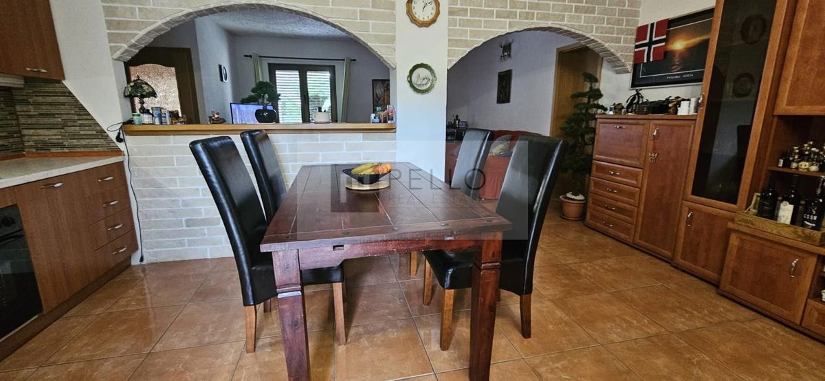 ### English:   Luxurious two-bedroom apartment with a garden, courtyard, fireplace, and garage (Orebić)    ---  ### German:   Luxuriöse Zweizimmerwohnung mit Garten, Hof, Kamin und Garage (Orebić)    ---  ### Polish:   Luksusowe dwupokojowe mieszkani