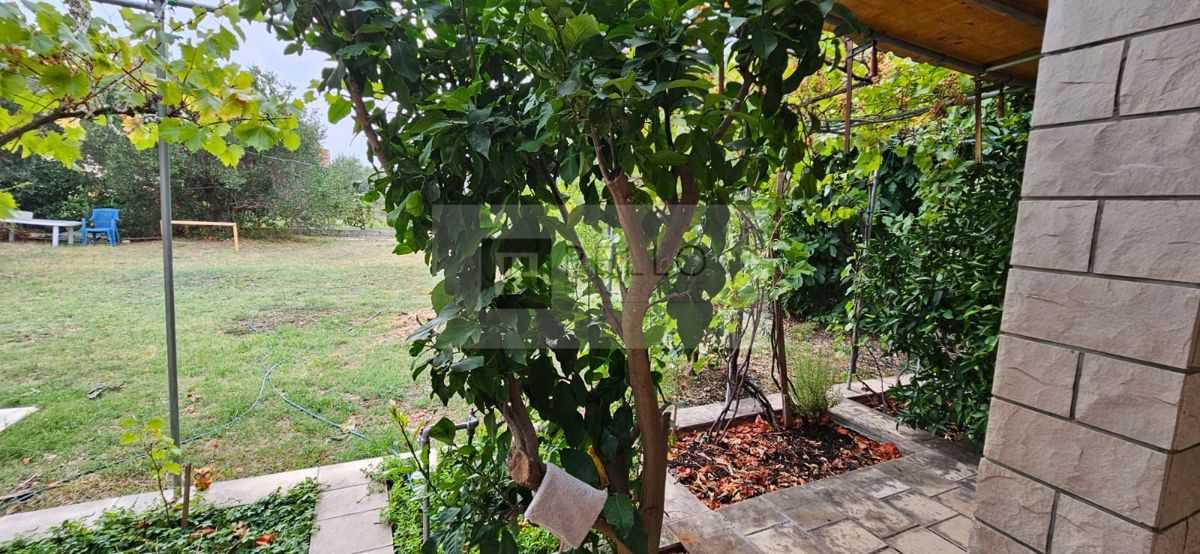 ### English:   Luxurious two-bedroom apartment with a garden, courtyard, fireplace, and garage (Orebić)    ---  ### German:   Luxuriöse Zweizimmerwohnung mit Garten, Hof, Kamin und Garage (Orebić)    ---  ### Polish:   Luksusowe dwupokojowe mieszkani