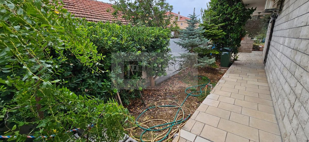 ### English:   Luxurious two-bedroom apartment with a garden, courtyard, fireplace, and garage (Orebić)    ---  ### German:   Luxuriöse Zweizimmerwohnung mit Garten, Hof, Kamin und Garage (Orebić)    ---  ### Polish:   Luksusowe dwupokojowe mieszkani