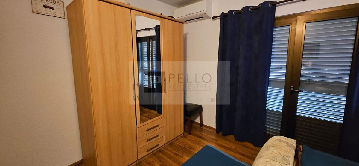 ### English:   Luxurious two-bedroom apartment with a garden, courtyard, fireplace, and garage (Orebić)    ---  ### German:   Luxuriöse Zweizimmerwohnung mit Garten, Hof, Kamin und Garage (Orebić)    ---  ### Polish:   Luksusowe dwupokojowe mieszkani