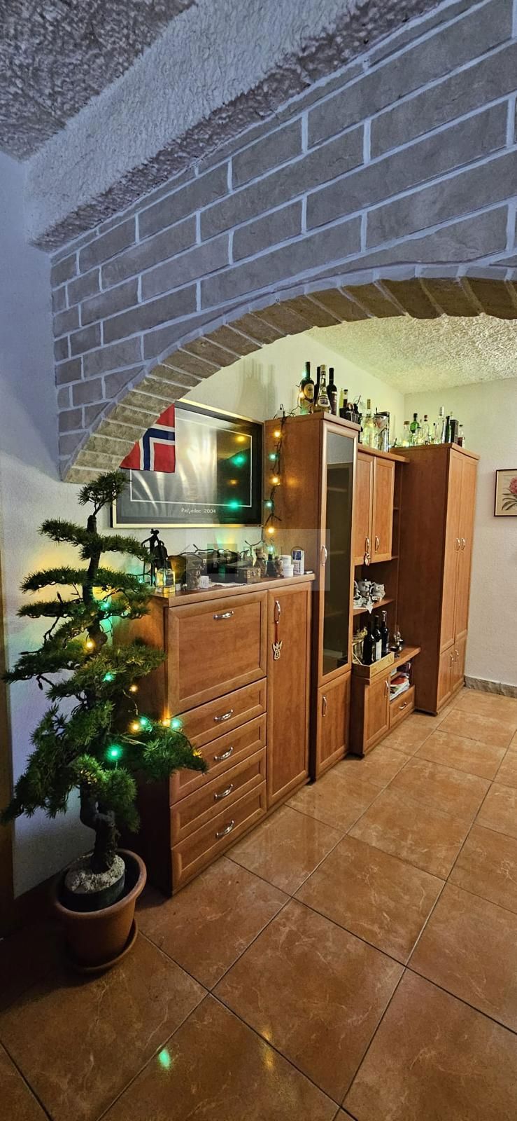 ### English:   Luxurious two-bedroom apartment with a garden, courtyard, fireplace, and garage (Orebić)    ---  ### German:   Luxuriöse Zweizimmerwohnung mit Garten, Hof, Kamin und Garage (Orebić)    ---  ### Polish:   Luksusowe dwupokojowe mieszkani