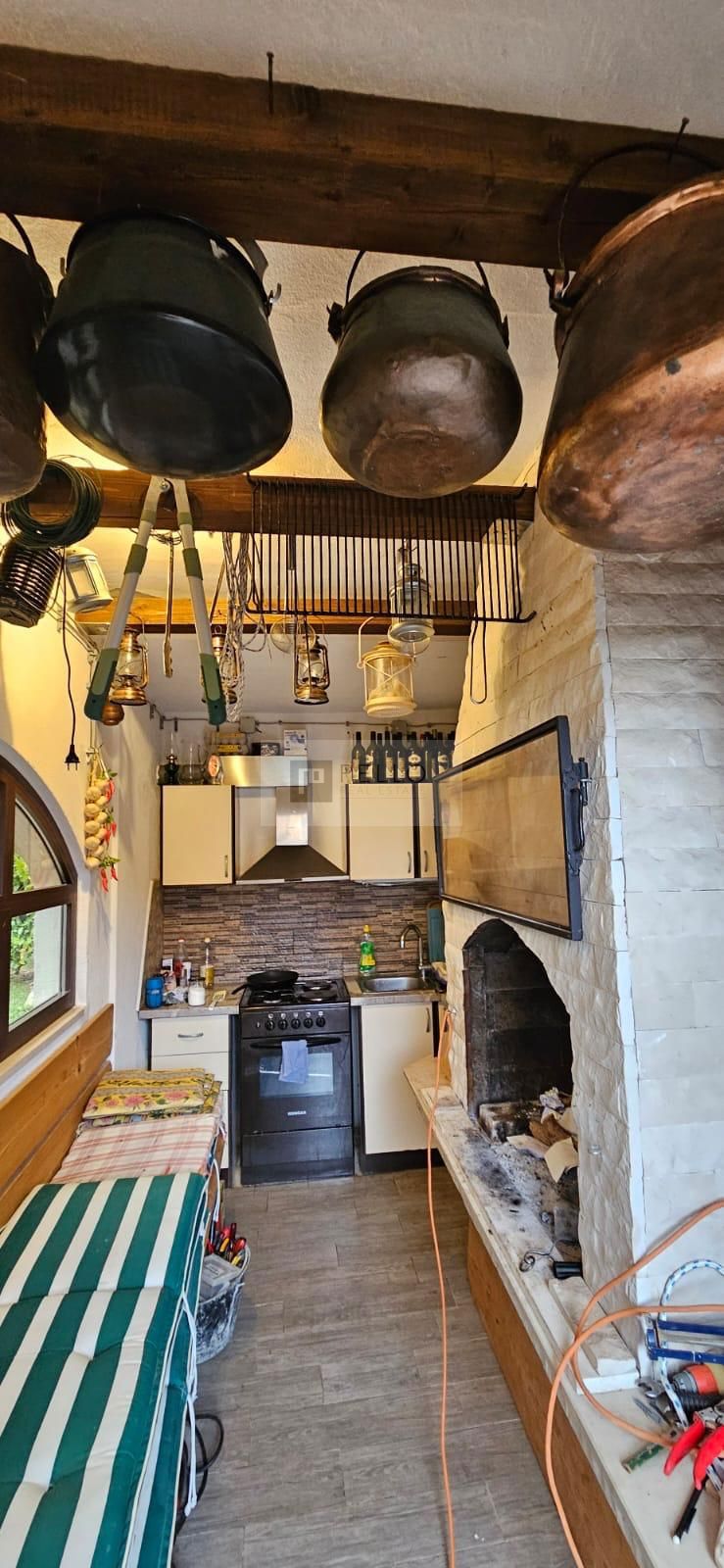 ### English:   Luxurious two-bedroom apartment with a garden, courtyard, fireplace, and garage (Orebić)    ---  ### German:   Luxuriöse Zweizimmerwohnung mit Garten, Hof, Kamin und Garage (Orebić)    ---  ### Polish:   Luksusowe dwupokojowe mieszkani