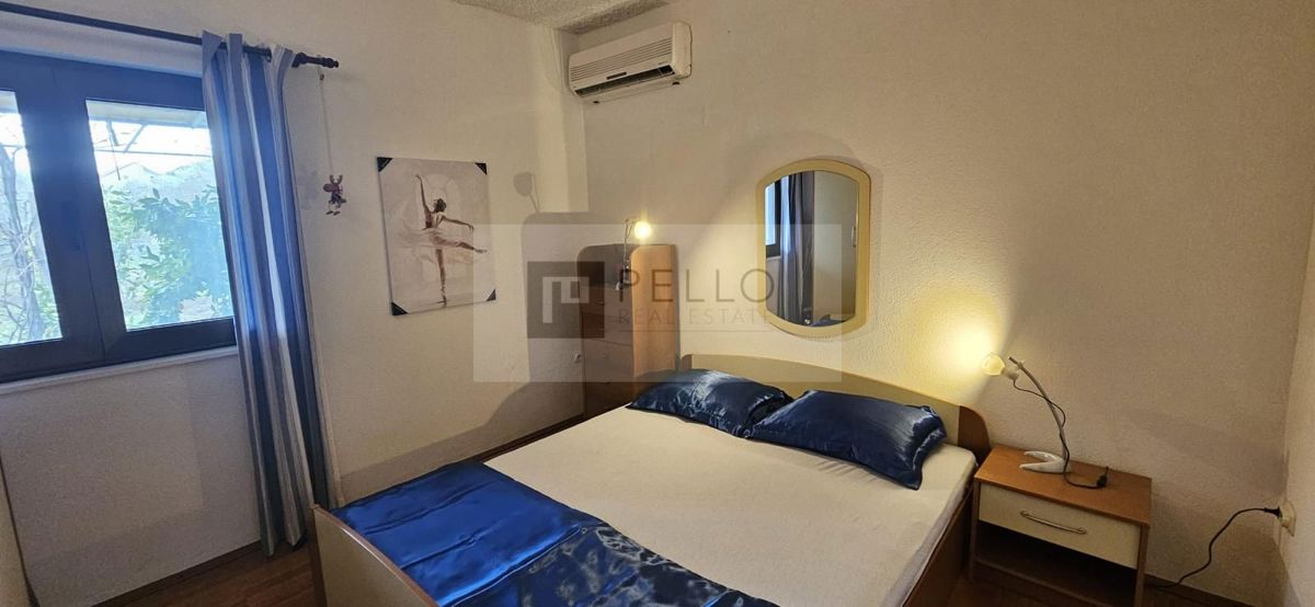 ### English:   Luxurious two-bedroom apartment with a garden, courtyard, fireplace, and garage (Orebić)    ---  ### German:   Luxuriöse Zweizimmerwohnung mit Garten, Hof, Kamin und Garage (Orebić)    ---  ### Polish:   Luksusowe dwupokojowe mieszkani