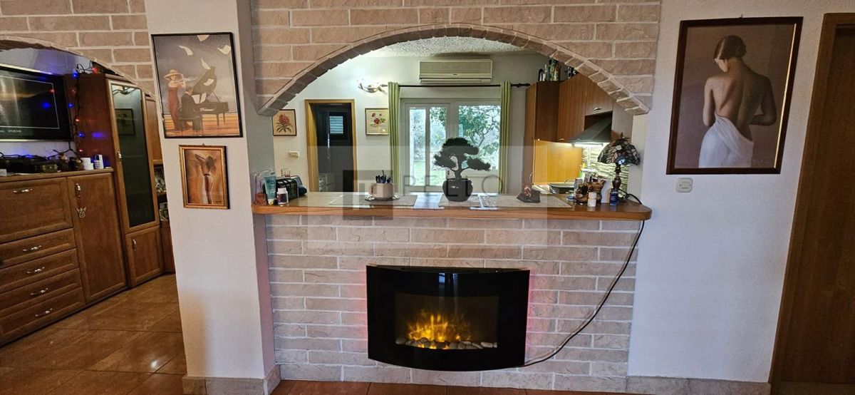 ### English:   Luxurious two-bedroom apartment with a garden, courtyard, fireplace, and garage (Orebić)    ---  ### German:   Luxuriöse Zweizimmerwohnung mit Garten, Hof, Kamin und Garage (Orebić)    ---  ### Polish:   Luksusowe dwupokojowe mieszkani